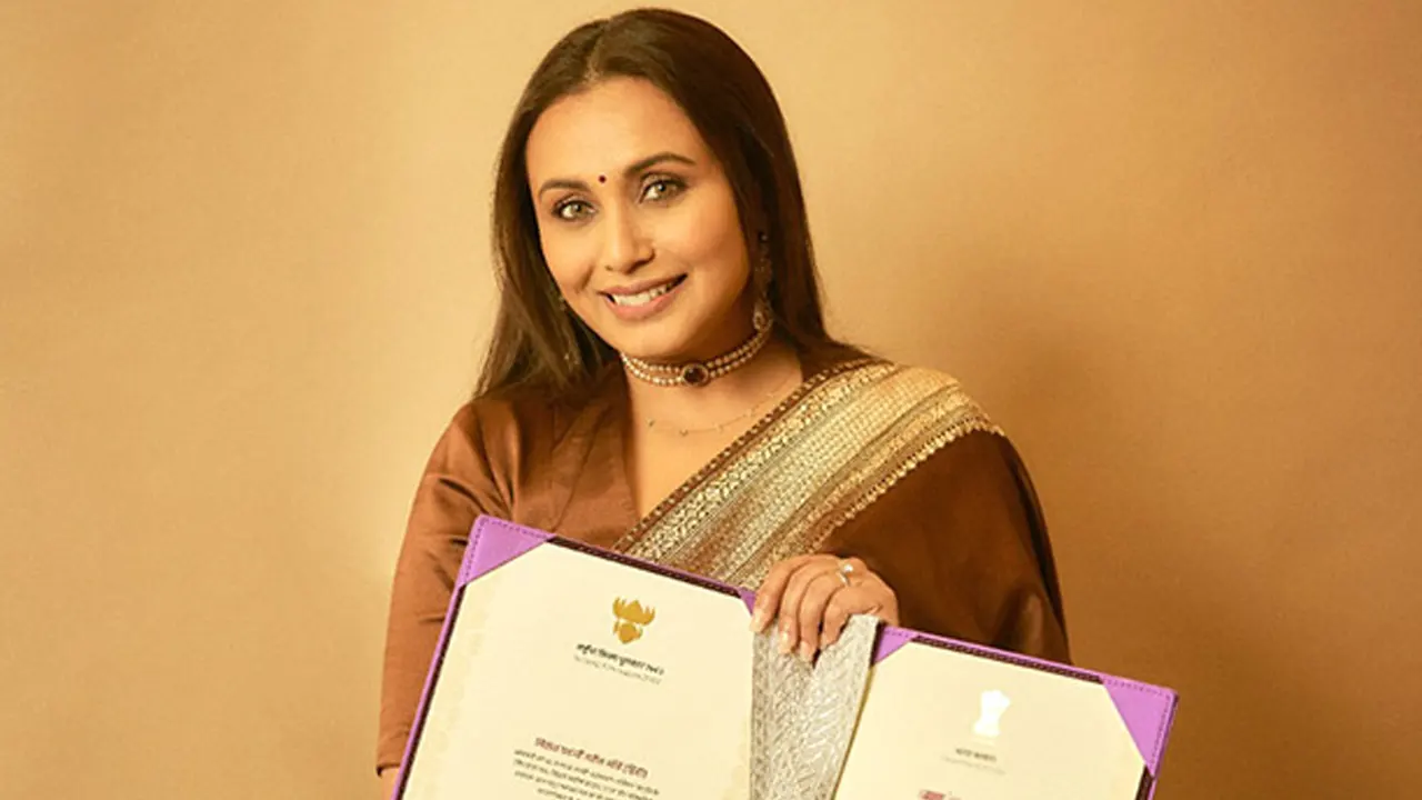 জাতীয় পুরস্কার যাদের উৎসর্গ করলেন রানি